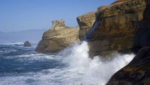 1024px-Kiwanda_Waves_Crashing_2_(8400286893)